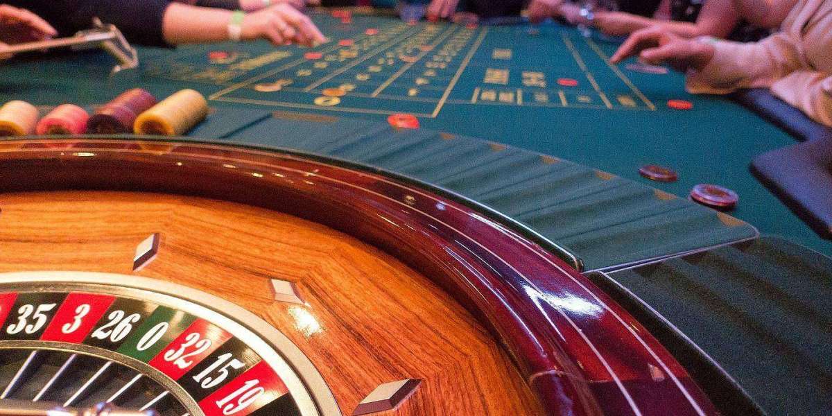 Il Poker nei Casinò: Texas Hold'em e Altre Varianti